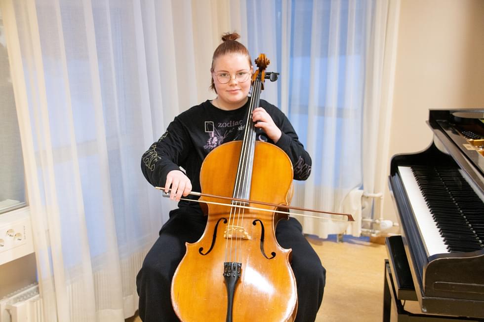 Nella Rossinen on harrastanut sellon soittoa vuodesta 2017 lähtien.