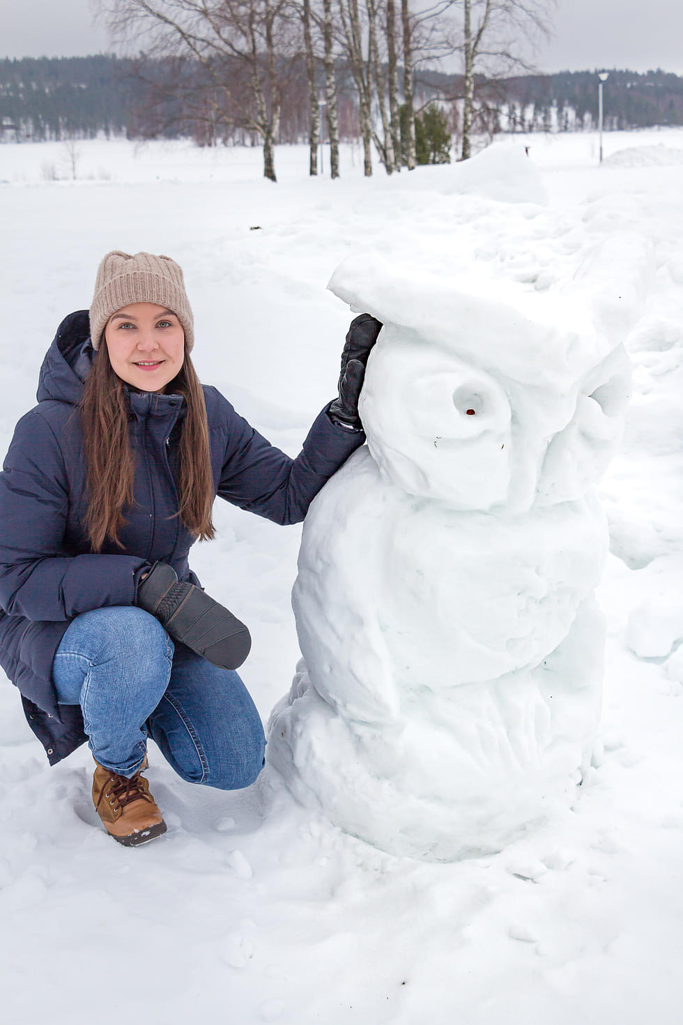 Hyvärilän pihan lumiveistokset ovat ukrainalaisten perheleirin satoa tammikuun lopulta. Veistoksista Pöllö oli eniten Kati Lipposen mieleen.