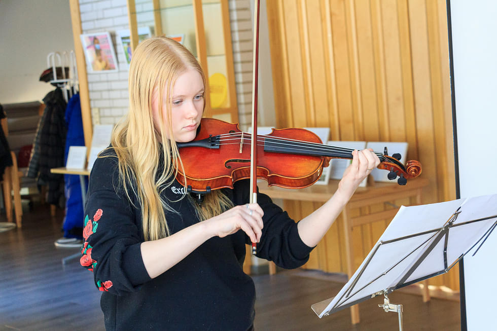 Jenna Jauhiaisen mielestä Zonta tekee hienoa työtä tyttöjen hyväksi. Hän tuli mielellään juhlistamaan näyttelyn avajaisia viulunsoitollaan.