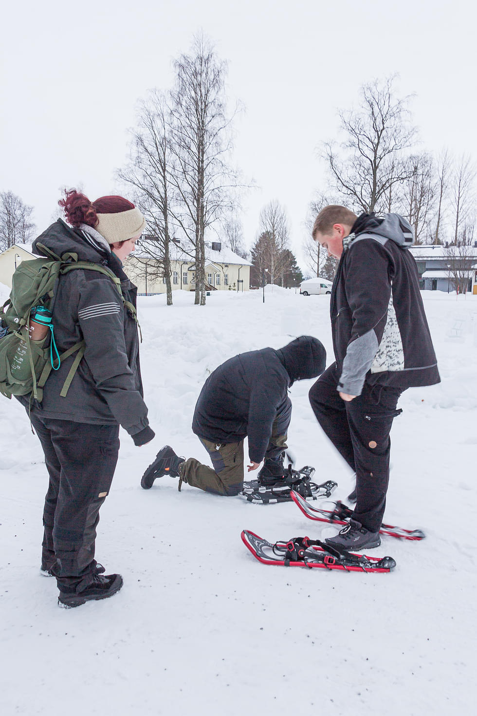 Keskisuomalaiset kahdeksasluokkalaiset Ossi Laitinen ja Niklas Harlamov kokeilivat lumikenkäilyä Rebekka Tupaojan opastuksella.