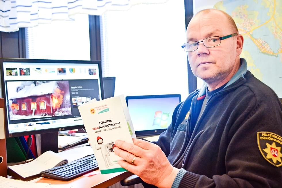 Nurmeksen paloaseman silloinen vs. asemamestari Janne Pelo esitteli viisi vuotta sitten Pientalon paloturvallisuusopasta, jollainen tulee myös nyt turvallisuuskyselyn mukana.