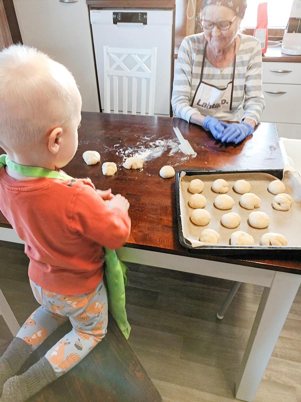 Tiistaina Ylä-Karjalan lukijan lapsen perhepäivähoidossa oli laskiaispullien leivontapäivä. 