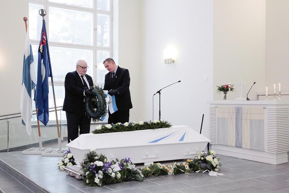 Ahti Okkonen laskettiin haudan lepoon lauantaina. Sotien 1939–1945 Nurmeksen perinnetoimikunnan puolesta seppeleen arkulle laskivat Jussi Säämänen (vas.) ja Mikko Rautiainen.
