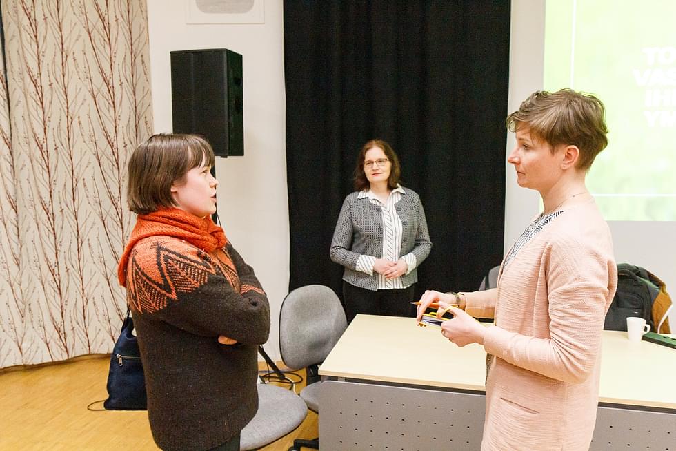Kehräämöyrittäjä Anniina Nykänen kysyi St1:n Sandra Udd-Hildeniltä, voiko prosessissa käyttää langaksi kelpaamatonta villaa.