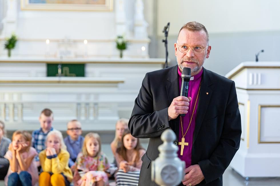 Kuopion hiippakunnan piispa Jari Jolkkonen kuvattuna käydessään Nurmeksessa vuonna 2019.