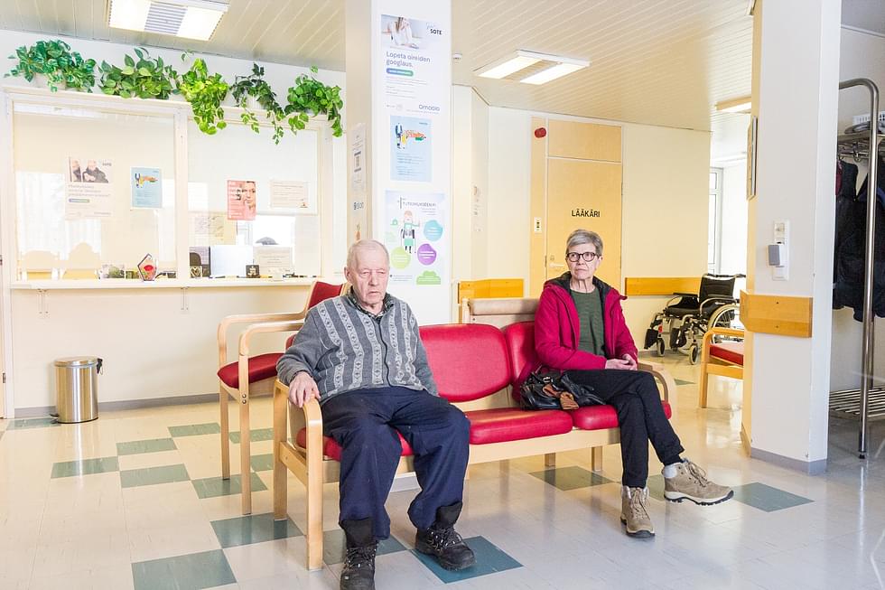 Valtimon terveyskeskuksessa asioivat Yrjö Kallio ja Eeva Toivanen ihmettelevät uusia suunnitelmia. 