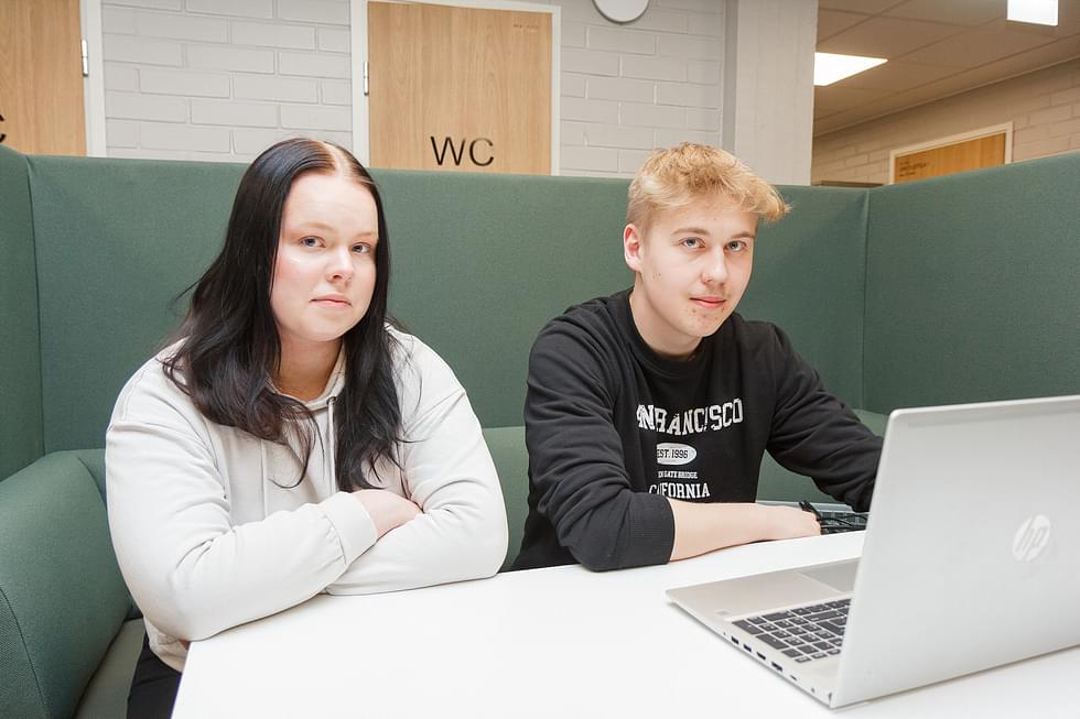 Tiia Baas ja Kristian Kokkonen valmistuvat tänä keväänä ylioppilaiksi, jos kirjoitukset onnistuvat.