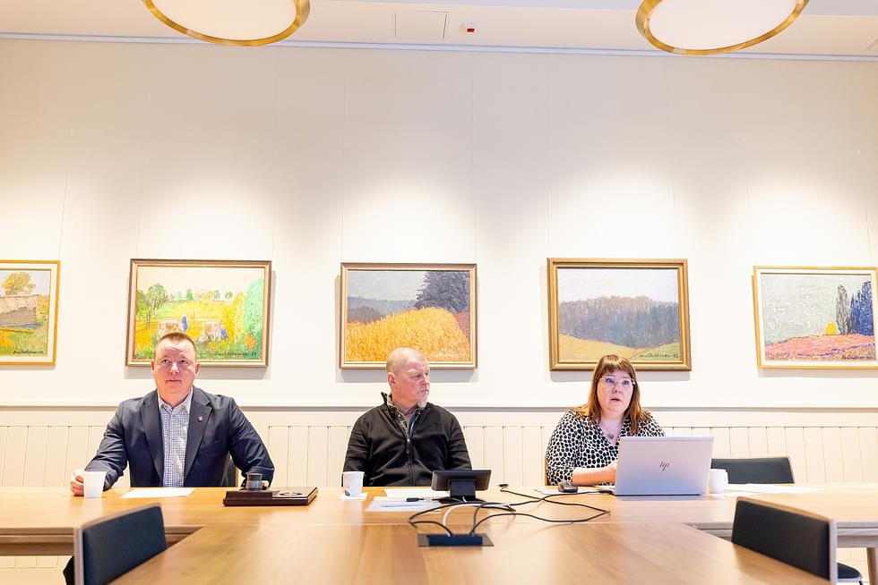 Nurmeksen kaupungin vuoden 2023 tilinpäätöstä esittelivät kaupunginjohtaja Pasi Parkkinen (vas.), kaupunginhallituksen puheenjohtaja Hannu Pääkkönen ja talousjohtaja Salla Ovaskainen.