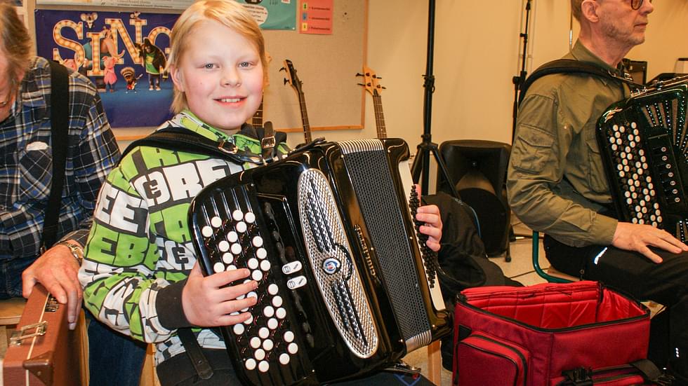 12-vuotias Onni Rossinen on innostunut haitarin soittaja. 