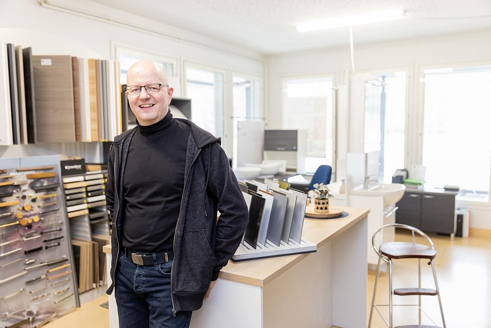 Pitkänmäen Puusepänliike oy:n yrittäjä Keijo Gröhn on tuttu mies jo neljän vuoden ajalta Nurmeksessa. Ennen sitä hän työskenteli Nunnauunilla Juuassa.