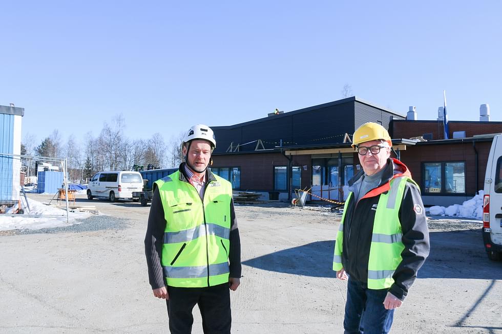 Päärakennuksen ulkoasu Tommi Anttosen (vas.) ja Hannu Mikkilän taustalla on muuttunut, kun toimistosiipi on purettu kokonaan.