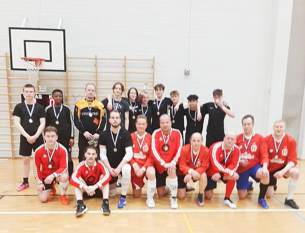 Takarivissä mustissa pelipaidoissa kultaa ottanut FC Nurmes juniorit ja eturivissä punaisissa pelipaidoissa hopealle jäänyt FC Nurmes seniorit.