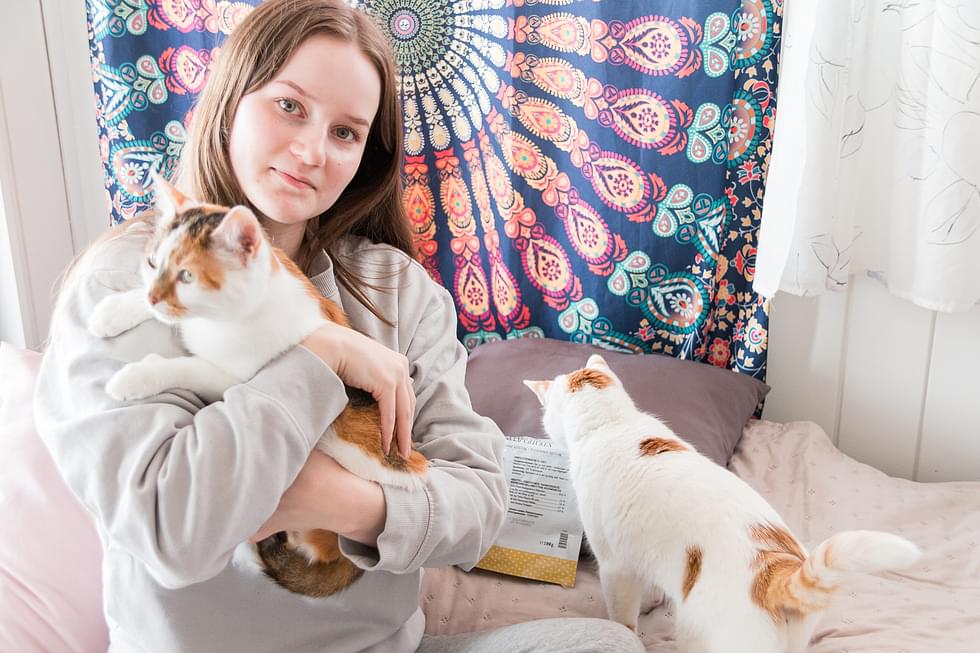 Emma Pehkonen unelmoi olevansa tulevaisuudessa Kuopiossa opiskelemassa lääketiedettä kissojensa kanssa.