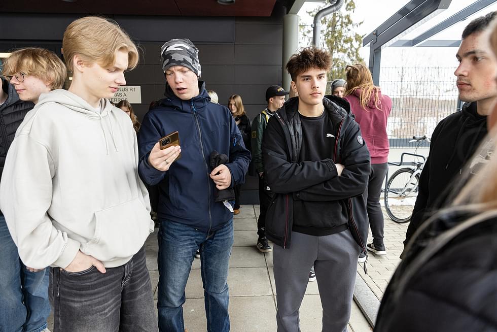 Lukiolaiset Jere Suhonen (vas.), Onni Ahonen, Besim Mansikka ja Kayn Peacock keskustelivat hallituksen esityksen mahdollisista vaikutuksista lukion edustalla.