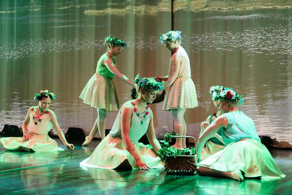 Seppojen tanssijaoston Baletti jatko -ryhmän Luonnollista-teoksessa oli kesäinen ja kukkainen tunnelma.