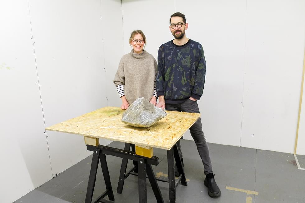 Maija Laurinen ja Michal Czinege käyttävät Mäntän kuvataideviikoille esille menevässä yhteisteoksessaan Nurmeksesta löytynyttä kiveä. 