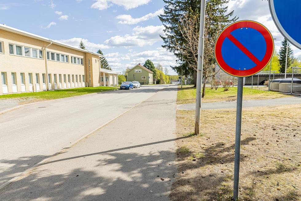 Valtion virastotalon kohdalla alkava Nurmeksenkadun molemminpuolinen pysäköintikielto jatkuu marraskuussa Salmenkadulle aina Kirkkokadun risteykseen saakka.