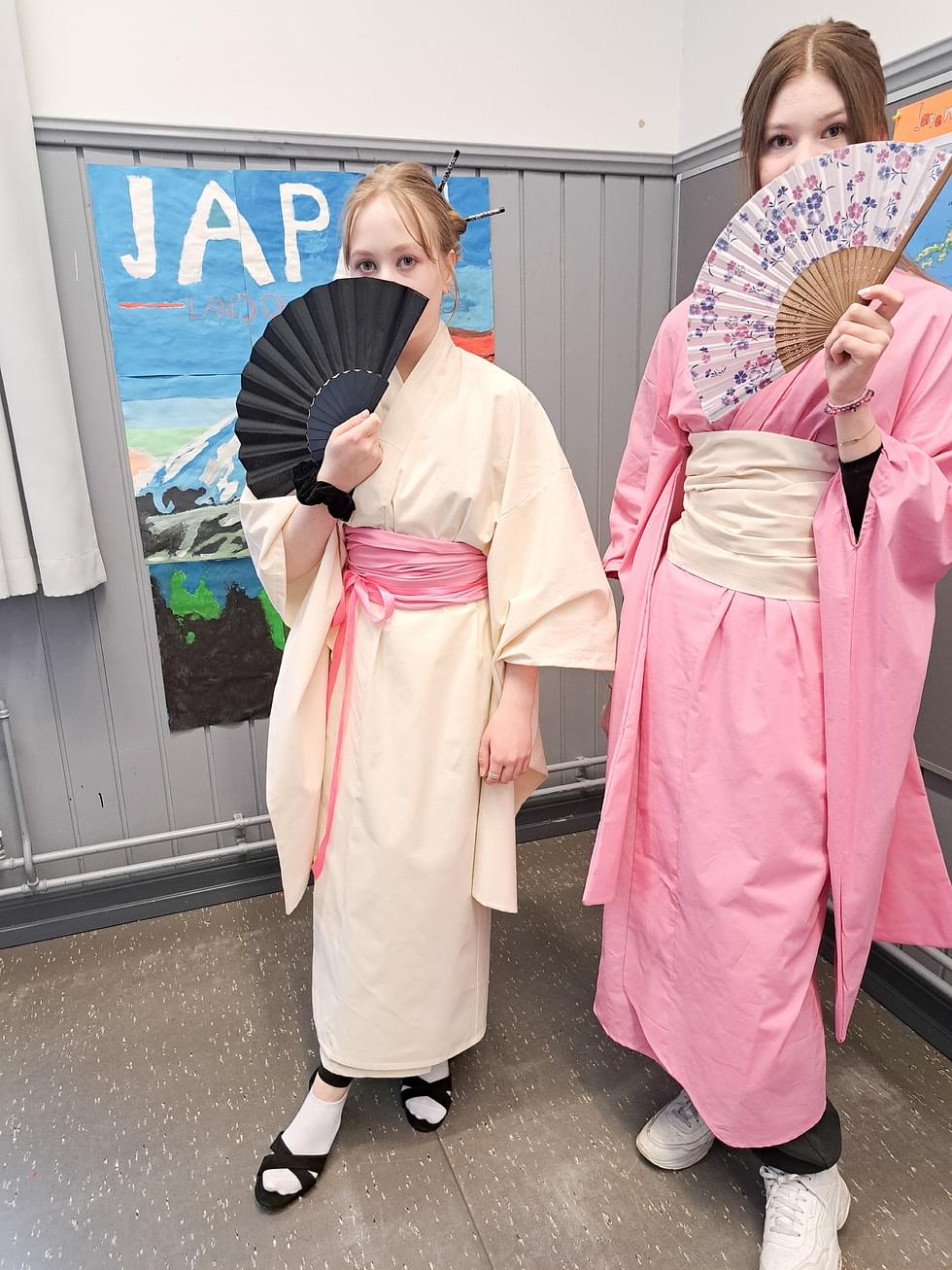 Siiri Kiiski (vas.) ompeli kimonot yhdessä Neea Kuittisen kanssa. 