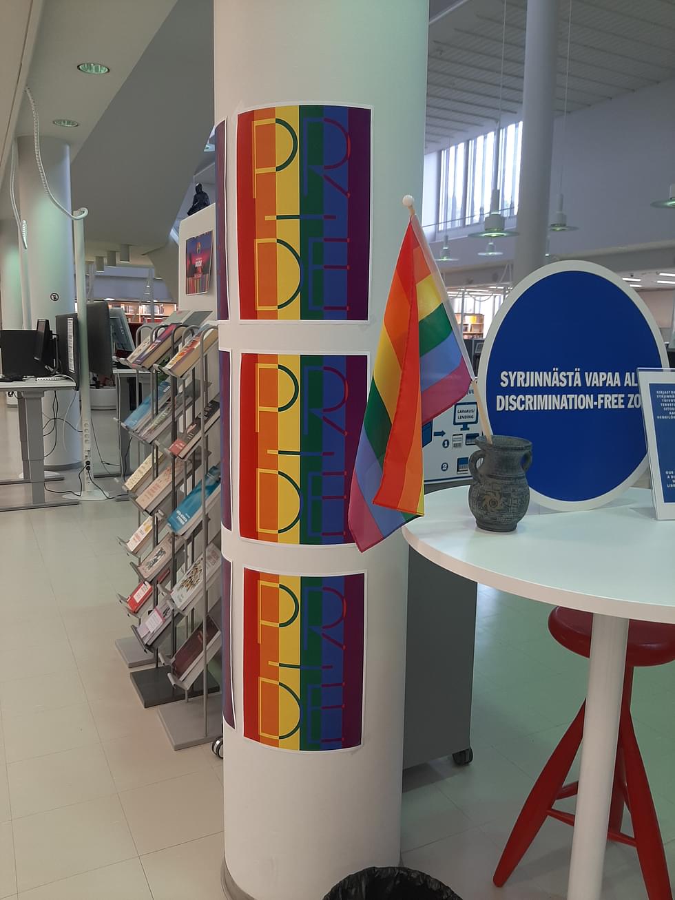 Pride-teemaisiin koristeluihin saattaa törmätä esimerkiksi kirjastoissa tai muissa julkisissa tiloissa.