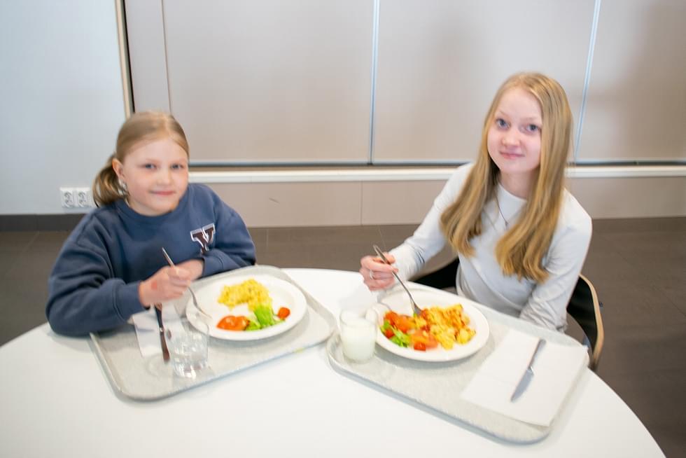 Iida Nevalaisen (vas.) ja Ansa Korhosen mielestä kouluruoka on yleensä hyvää. 