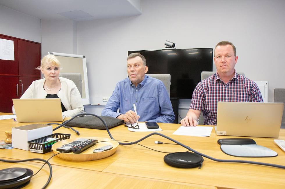 Leena Timonen, Kari Ruutinen ja Pasi Parkkinen esittelivät sopeutussuunnitelmia. Etänä infotilaisuuteen osallistuivat Matti Kämäräinen ja Marko Rautiainen.
