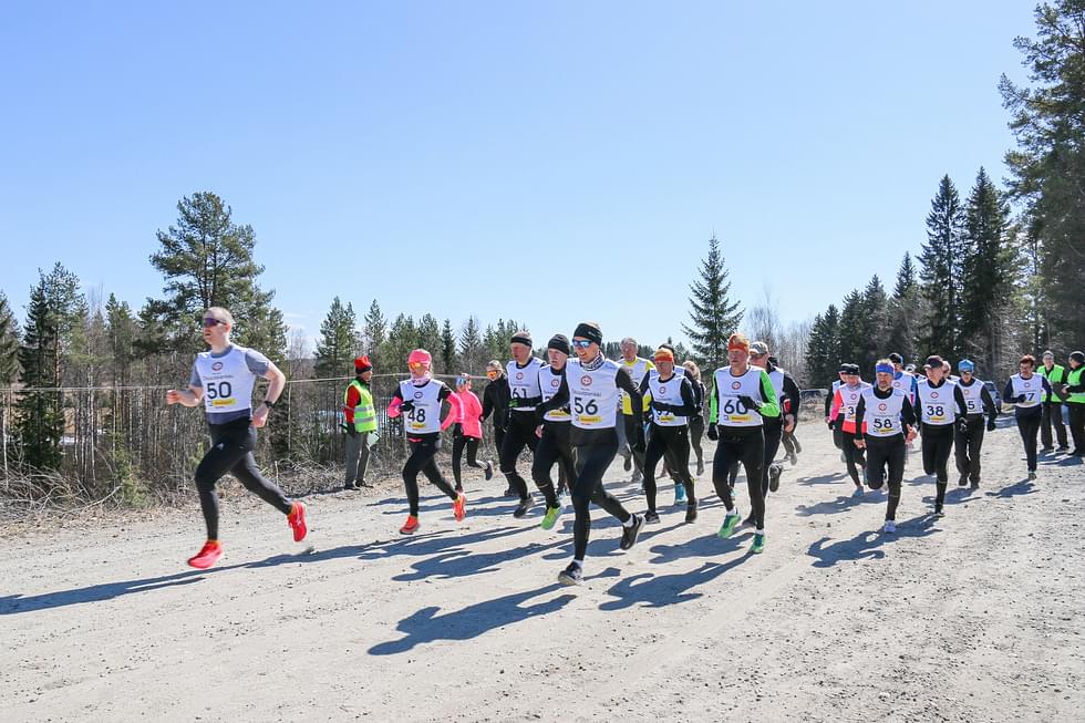 Kylätalon pihalta starttasi 5,6 kilometrin matkalle aurinkoisessa säässä 34 juoksijaa.