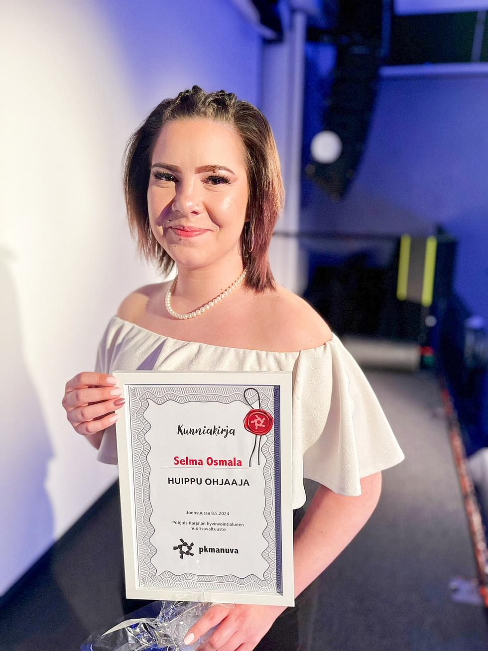 Selma Osmala sai palkintonsa keskiviikon juhlagaalassa Joensuussa.