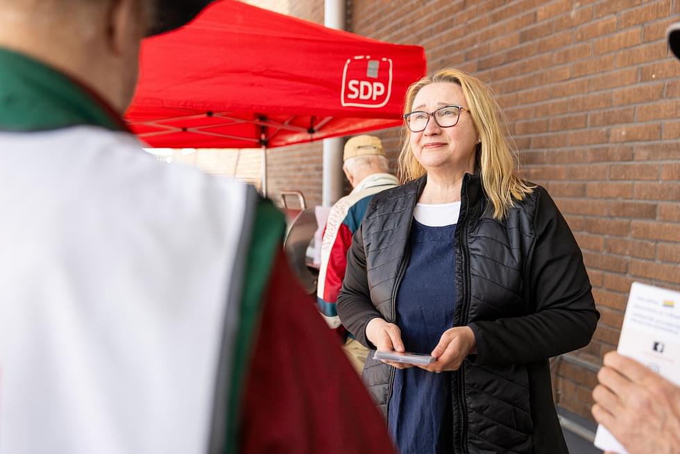Europarlamenttiehdokas Tanja Airaksinen (sd.) kävi Porokylässä maanantaina.
