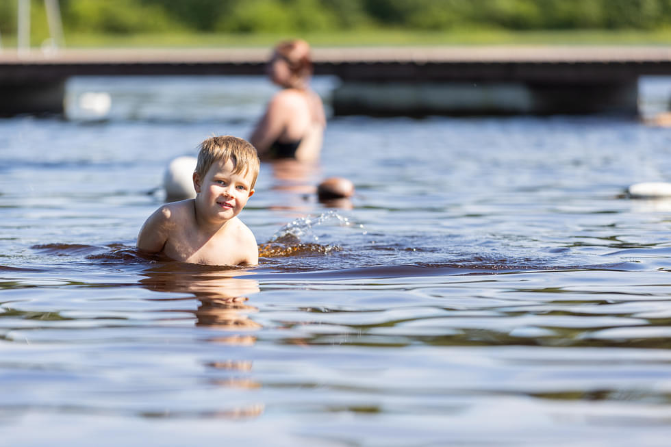 Eero Nevalainen otti tuntumaa veteen äidin Kirsi Virkkusen katsellessa rannalta