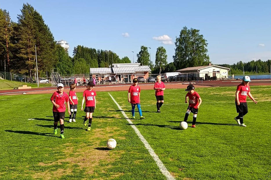 FC Nurmeksen P10-joukkueen sarjapelit saivat jatkoa 5.6. Nilsiässä pelatussa miniturnauksessa.