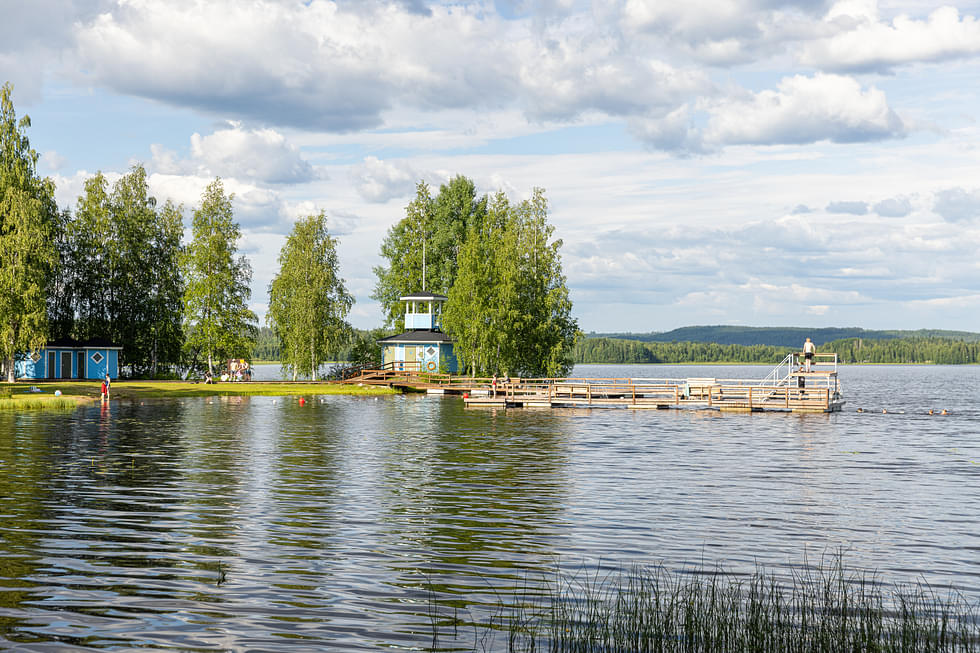 Lokkisaaren uimala ja uimaranta on nätillä paikalla Valtimojärven rannalla.