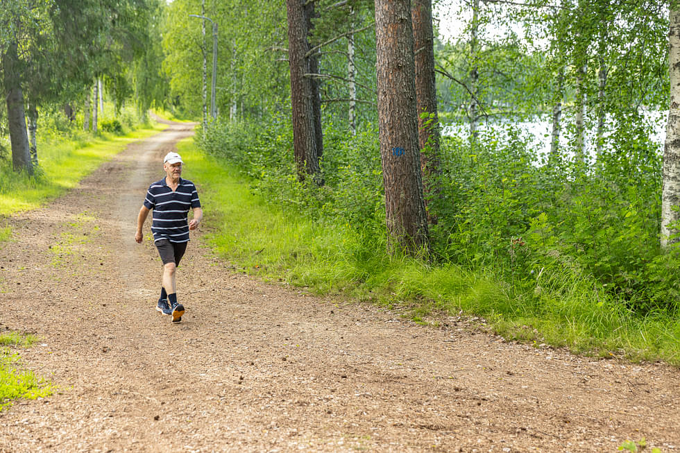 Reijo Pyykönen pitää Lokkiharjulla kävelemisestä.