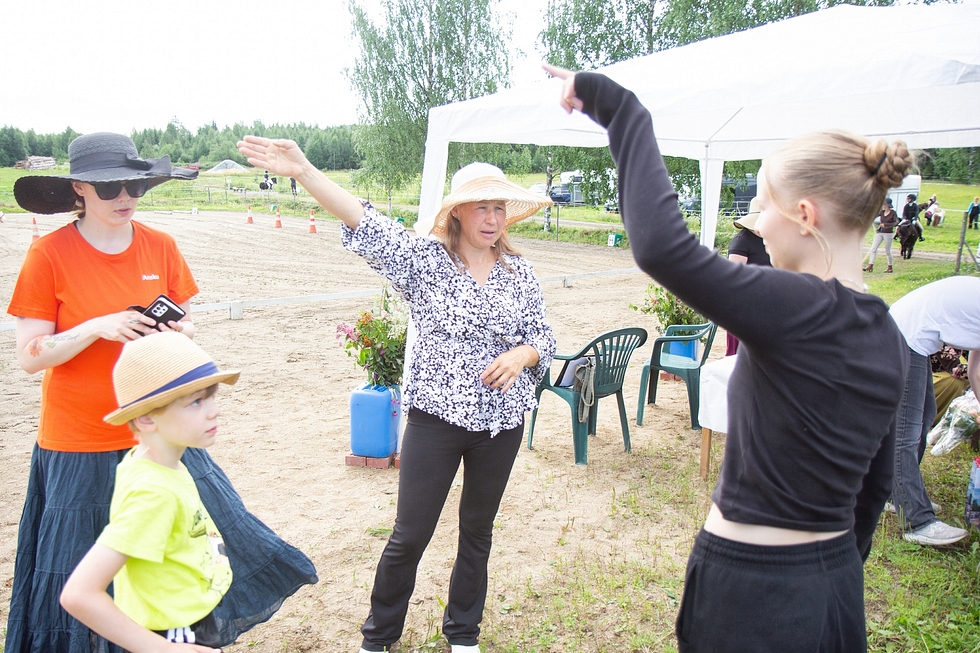 Marianne Okkonen ohjeistaa kehäavustaja Minttu Termälää. Kuvassa vasemmalla Annaroosa Saarti ja hänen poikansa Pyry. 