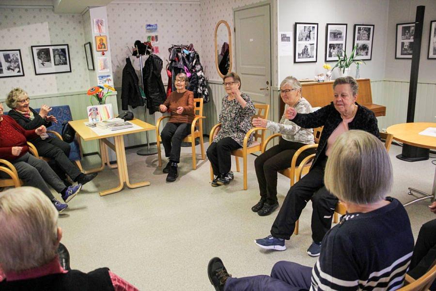 Ystävänpysäkki on monelle tärkeä kohtaamispaikka. Tiistaina Porokylän Ystävänpysäkillä tehtiin tuoli- ja aivojumppaa.
