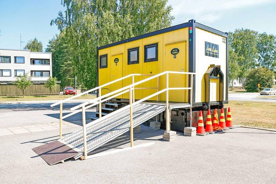 Suunnitelmissa Porokylän torin yleinen käymälä uudistuu monin tavoin, muun muassa invaluiska muuttuu helpommaksi käyttää. Kuva on kesältä 2021.