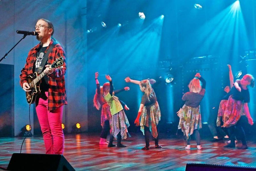 Sami Ehrukainen on yksi Sunshow'n kevätesityksen laulajista. Kuva on vuodelta 2022.