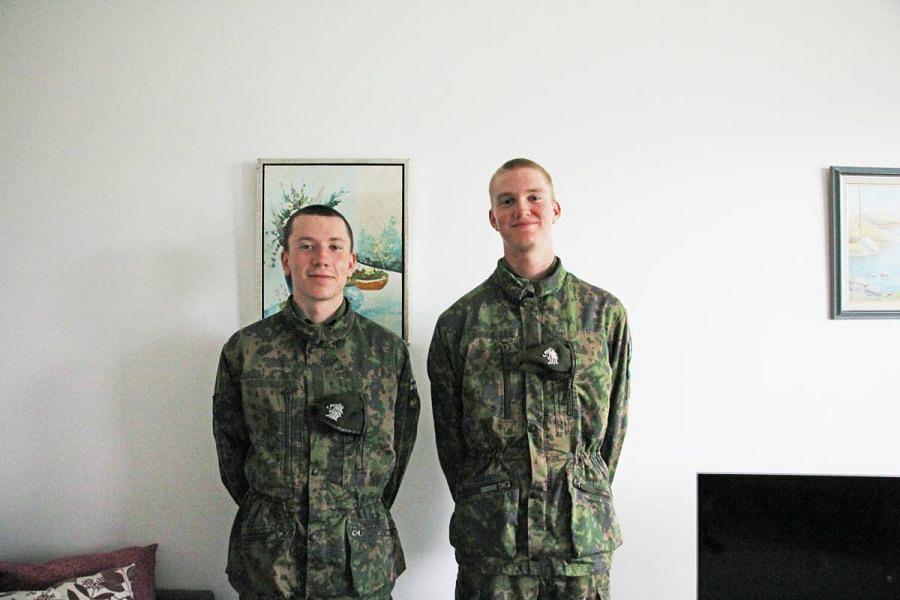 Australialaiset Bryn Piiroinen (vas.) ja Daniel Paavilainen suorittavat varusmiespalvelusta Suomessa.