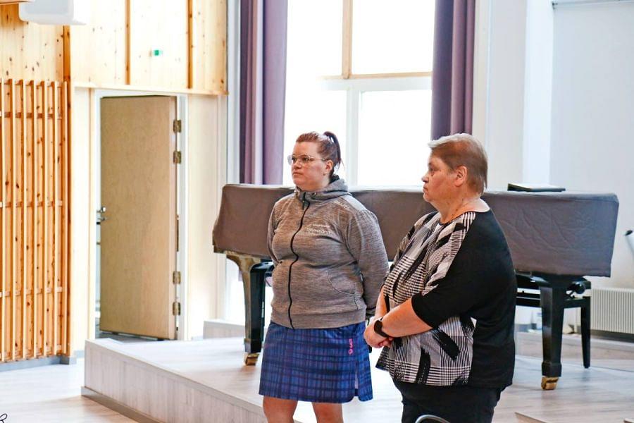 Salla Heinonen (vas.) ja Riitta Juntunen kertoivat lomituspalveluiden kuulumisista Valtimolla Kuntalaisten talolla.